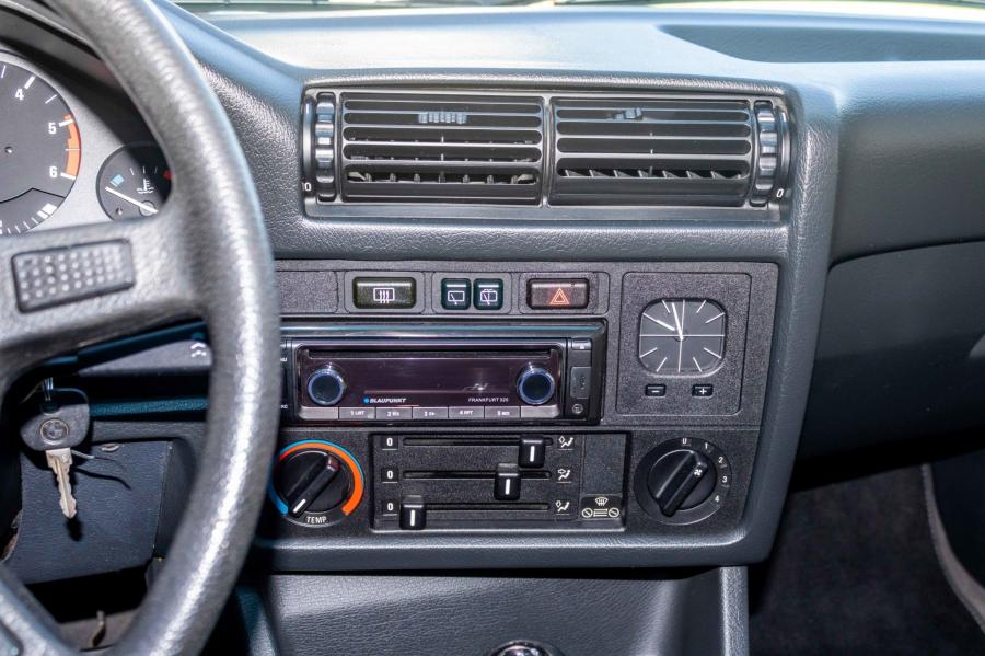 Детали интерьера BMW 324td Touring (E30) 1991 года  (NA) (фото 67 из 94)